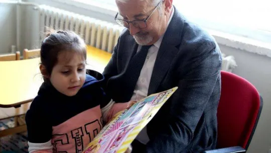 Başkan Erdem'den çocukların yüzünü güldürdü