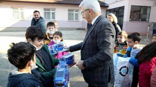 Başkan Erdem'den çocukların yüzünü güldürdü