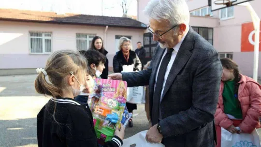 Başkan Erdem'den çocukların yüzünü güldürdü