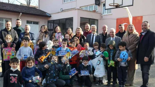 Başkan Erdem'den çocukların yüzünü güldürdü