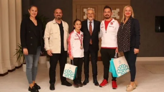 Başkan Erdem'den ödüllü sporculara kutlama