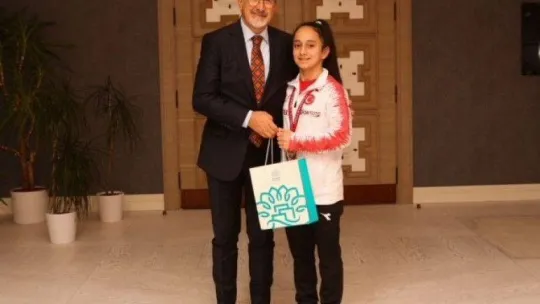 Başkan Erdem'den ödüllü sporculara kutlama