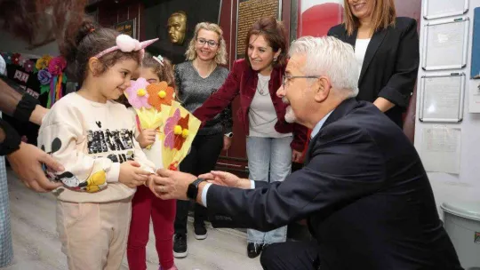Başkan Erdem'den okullara Öğretmenler Günü ziyareti