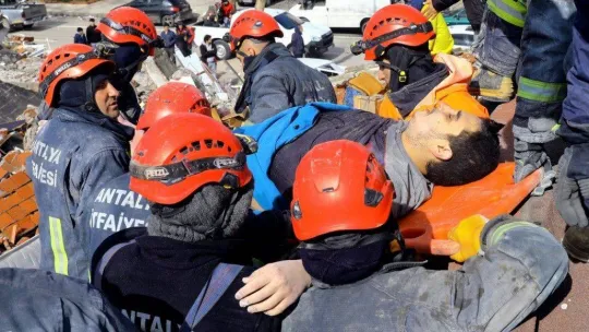 Başkan Muhittin Böcek, CHP Genel Başkanı Kılıçdaroğlu ile deprem bölgesinde