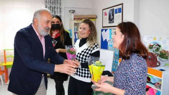 Başkan Silpagar, Öğretmenlerin Gününü hediyelerle kutladı