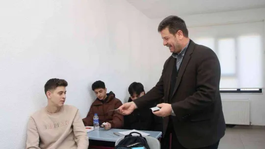 Başkan Soykan'dan öğrencilerin yüzünü güldüren hareket