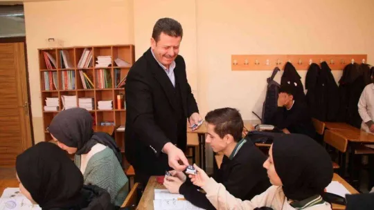 Başkan Soykan'dan öğrencilerin yüzünü güldüren hareket