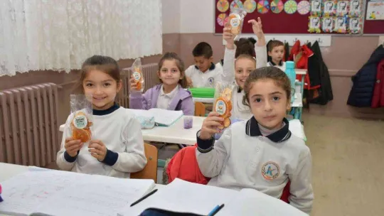 Başkan Usta'dan öğrencilere yerli malı haftası hediyesi