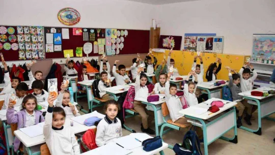 Başkan Usta'dan öğrencilere yerli malı haftası hediyesi