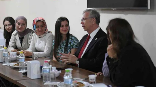 Başkan Yavaş geçici barınma merkezlerindeki gençlerle buluştu