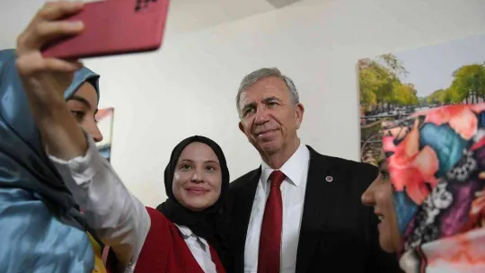 Başkan Yavaş geçici barınma merkezlerindeki gençlerle buluştu