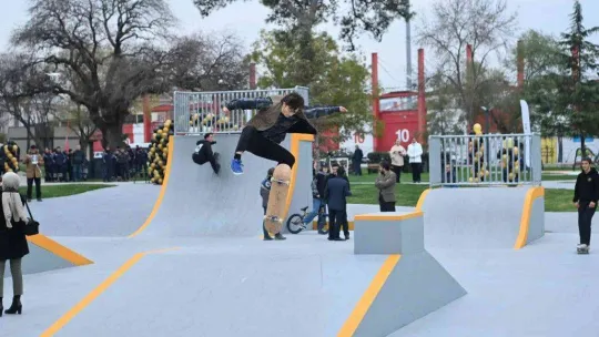 Başkan Yılmaz'dan gençlere skate park