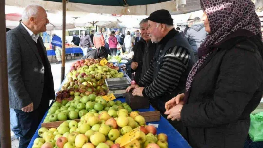 Başkan Yılmaz, pazarcı esnafı ve vatandaşların yeni yılını kutladı