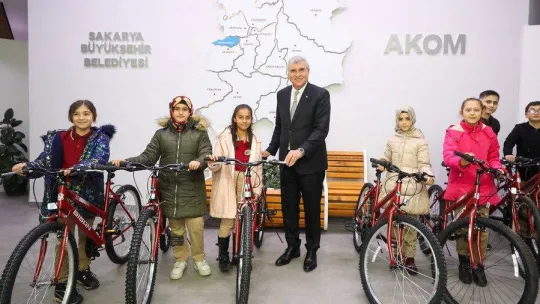 Başkan Yüce'den öğrencilere hediye bisiklet