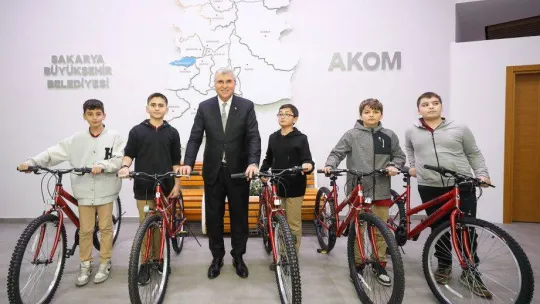 Başkan Yüce'den öğrencilere hediye bisiklet