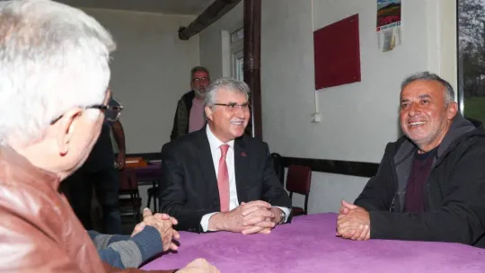 Başkan Yüce kapı kapı gezerek Türkiye Yüzyılı'nı anlattı