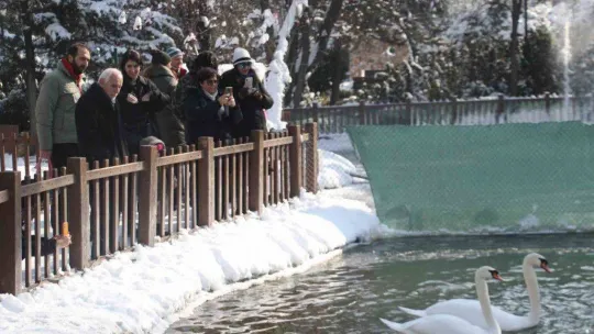 Başkent beyaz örtüye teslim oldu