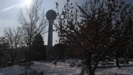 Başkent beyaz örtüye teslim oldu