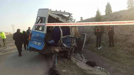 Başkent'te iki servis aracı çarpıştı: 2'si ağır 25 yaralı