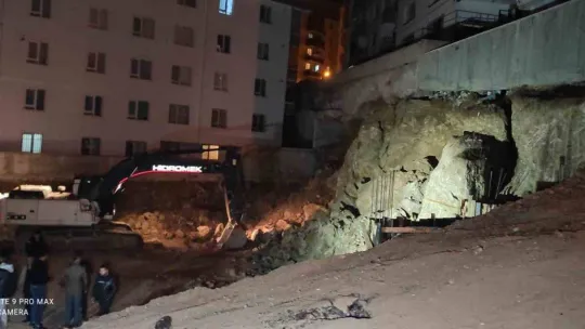 Başkent'te istinat duvarı çöktü, 2 apartman tahliye edildi