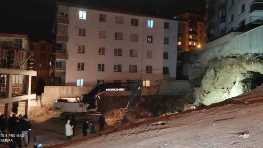Başkent'te istinat duvarı çöktü, 2 apartman tahliye edildi
