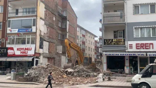 Başkent'te yıkım yapan iş makinesi, bir iş yerine ve evlere zarar verdi