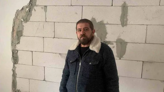 Başkent'te yıkım yapan iş makinesi, bir iş yerine ve evlere zarar verdi