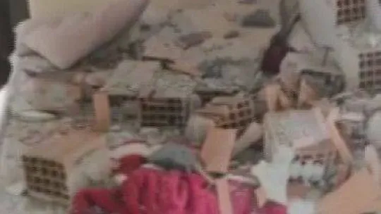 Başkent'te yıkım yapan iş makinesi, bir iş yerine ve evlere zarar verdi