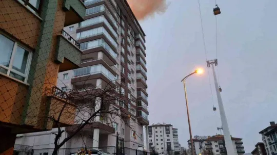 Başkentte 15 katlı bir binanın çatısında çıkan yangında 3 kişi dumandan etkilendi