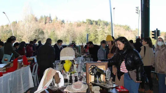 Başkentte antika meraklılarından yılın son antika pazarına yoğun ilgi