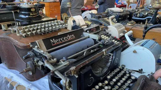 Başkentte antika meraklılarından yılın son antika pazarına yoğun ilgi