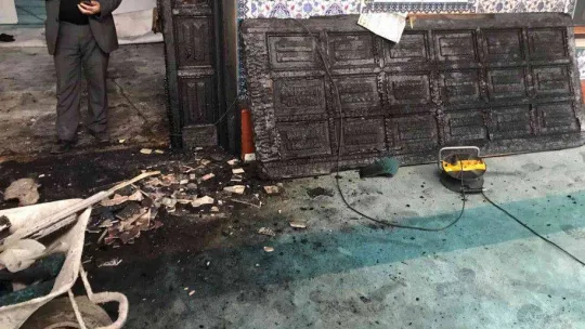 Başkentte bulunan iki cami kundaklandı