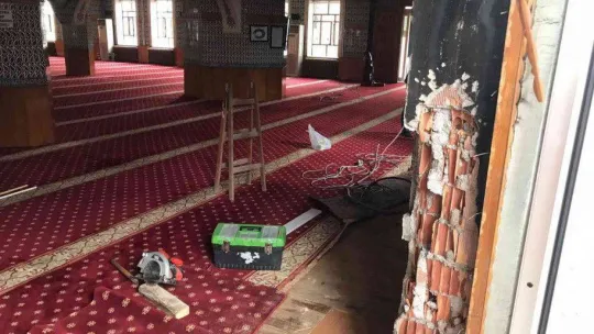 Başkentte bulunan iki cami kundaklandı