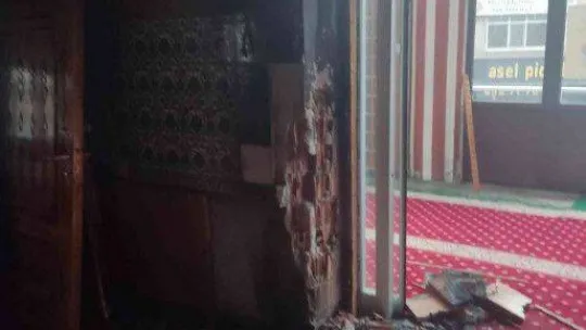 Başkentte bulunan iki cami kundaklandı