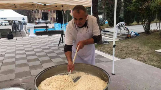 Başkentte pilav yeme günü düzenlendi