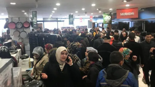 Başkentte yüzde 50 indirim yapan mağazada vatandaşlar birbirini ezdi