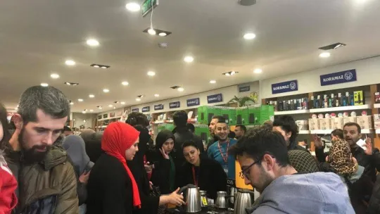 Başkentte yüzde 50 indirim yapan mağazada vatandaşlar birbirini ezdi