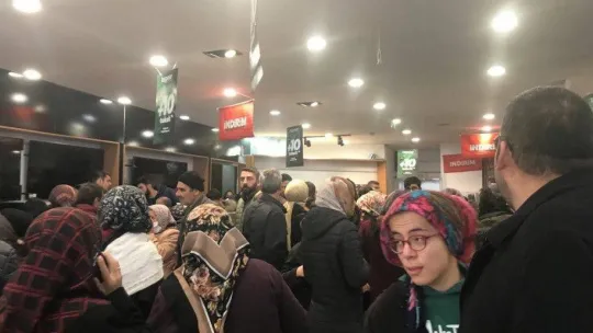 Başkentte yüzde 50 indirim yapan mağazada vatandaşlar birbirini ezdi