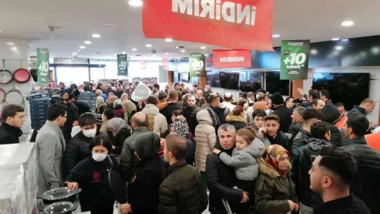 Başkentte yüzde 50 indirim yapan mağazada vatandaşlar birbirini ezdi