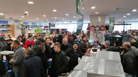 Başkentte yüzde 50 indirim yapan mağazada vatandaşlar birbirini ezdi