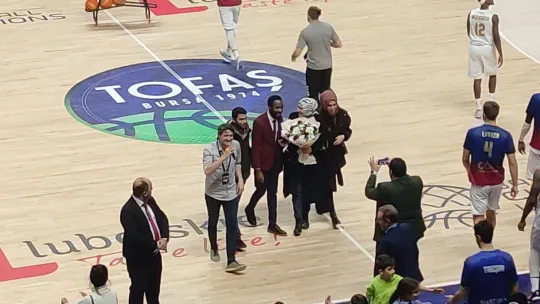 Basketbol Şampiyonlar Ligi maçında sürpriz evlilik teklifi
