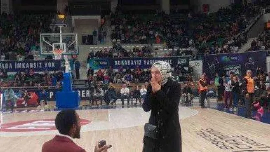 Basketbol Şampiyonlar Ligi maçında sürpriz evlilik teklifi