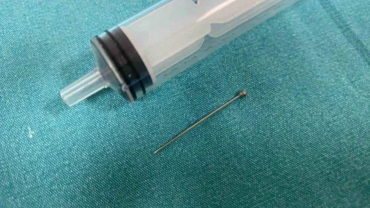 Başörtüsünü bağlarken hapşırınca ağzına aldığı iğneyi yuttu