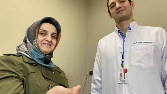 Başörtüsünü bağlarken hapşırınca ağzına aldığı iğneyi yuttu