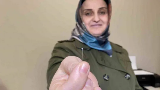 Başörtüsünü bağlarken hapşırınca ağzına aldığı iğneyi yuttu