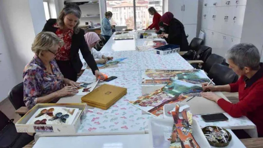 Bayanlar eğlence ve terapiyi bu kursta buluyor