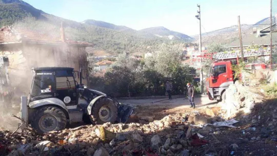 Bayırköy'de metruk binalar tek tek yıkılıyor