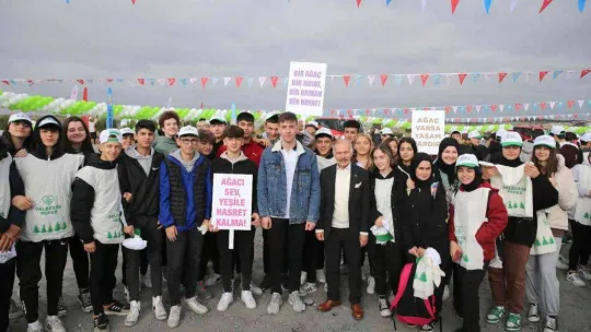 Bayrampaşa Belediyesi'nden 17 bin öğrenci için 17 bin fidan