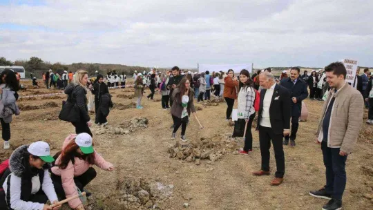 Bayrampaşa Belediyesi'nden 17 bin öğrenci için 17 bin fidan