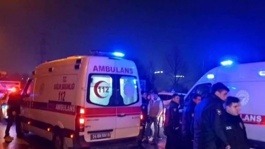 Bayrampaşa'da kamyonet ile otomobil çarpıştı: 6 yaralı